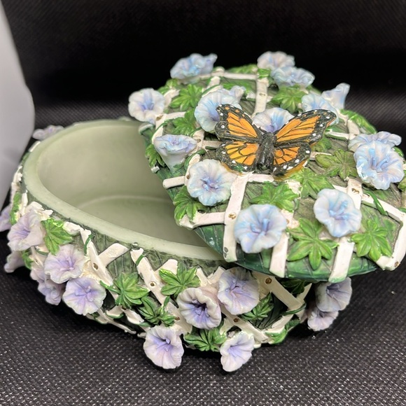 Butterfly on trellis of flowers Trinket dish with lid - Picture 4 of 14